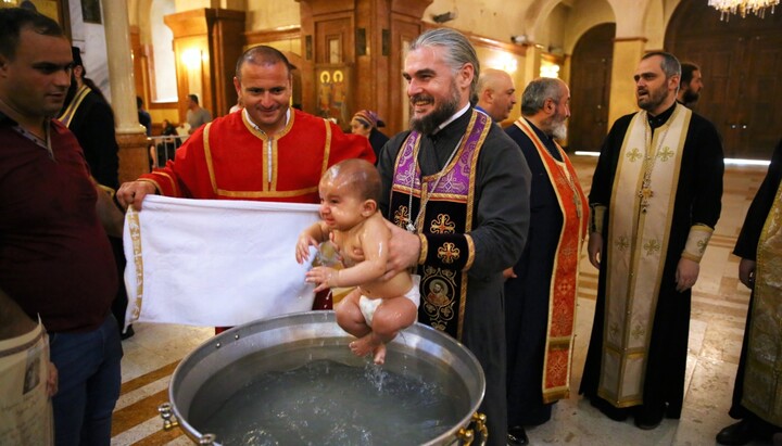 Хрещення в соборі Святої Трійці у Тбілісі. Фото: sunpress.ge