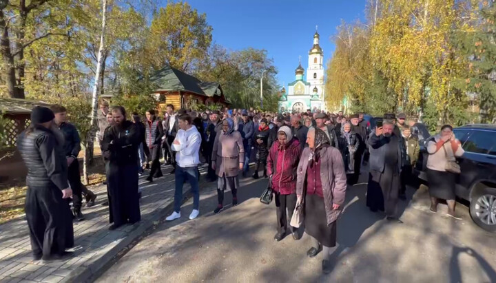Believers of the UOC near the Bancheny Monastery. Photo: spzh.news