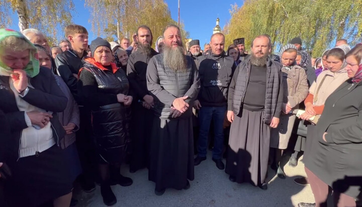 Митрополит Лонгин и верующие УПЦ. Фото: spzh.news