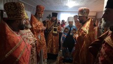 Білоцерківський архієрей відвідав вигнану з храму громаду УПЦ у Черняхові