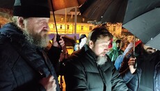 UOC believers pray in the rain near Kyiv-Pechersk Lavra