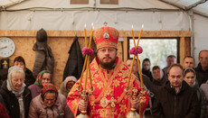Хмельницкий архиерей помолился в палатке с общиной УПЦ в Лесовых Гриневцах