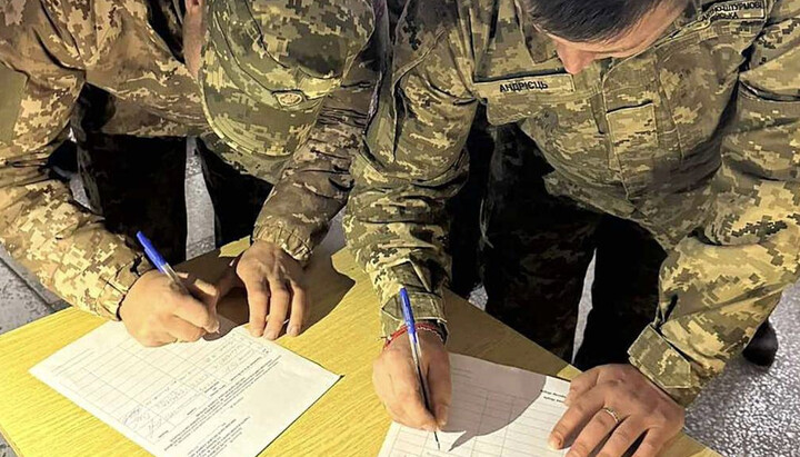 Військові ставлять підписи за «перехід» у ПЦУ. Фото: t.me/ladyzhyn_info