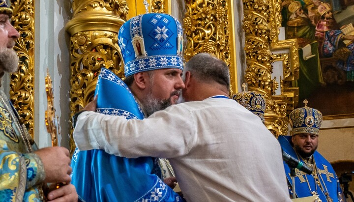 The Director of the Reserve congratulating Dumenko on the transition to the new style at the Lavra. Photo: the Reserve's FB