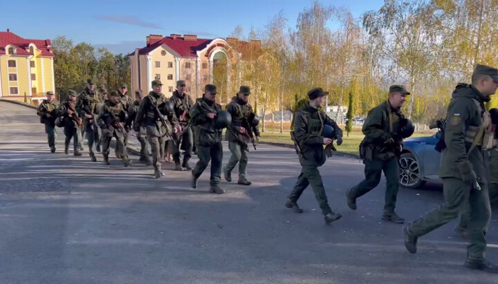 Военные с автоматами возле Банченского монастыря УПЦ. Фото: spzh.news