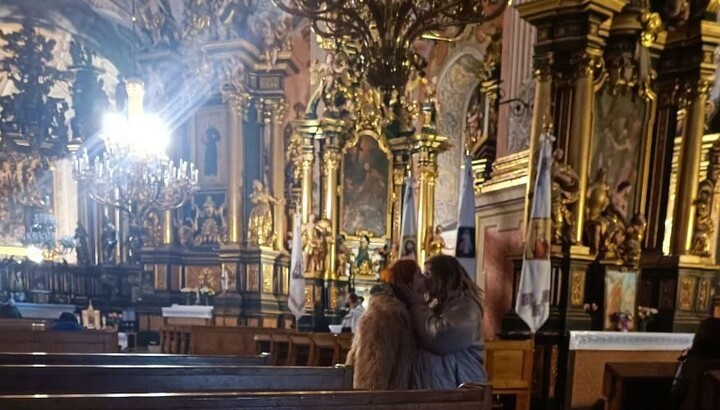 Blogger Alina Shubska kissing a girl in St Andrew's Church of the UGCC in Lviv. Photo: facebook.com/alinashubska
