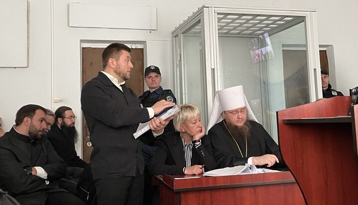 Митрополит Черкаський Феодосій у залі суду. Фото: suspilne.media