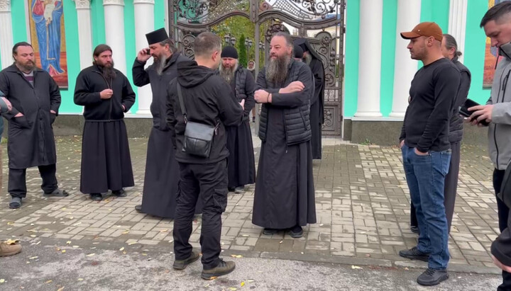 Μητροπολίτης Λογγίνος και εκπρόσωπος των δυνάμεων ασφαλείας στο μοναστήρι Μπάντσεν. Φωτογραφία: spzh.news