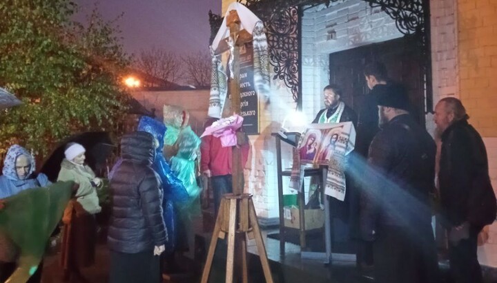 Богослужіння перед лаврським храмом преподобного Сергія Радонезького. Фото: Telegram-канал «Перший Козацький»