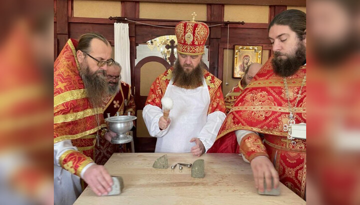 Ο Επίσκοπος Νικόδημος τελεί την ιεροτελεστία των εγκαινίων ιερού ναού Αρχαγγέλου Μιχαήλ της UOC στο Τσέμερ. Φωτογραφία: orthodox.com.ua