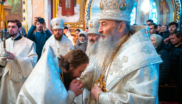Лотиш отримує від Предстоятеля УПЦ хрест, коли домовився про зраду з Думенком. Фото: УПЦ