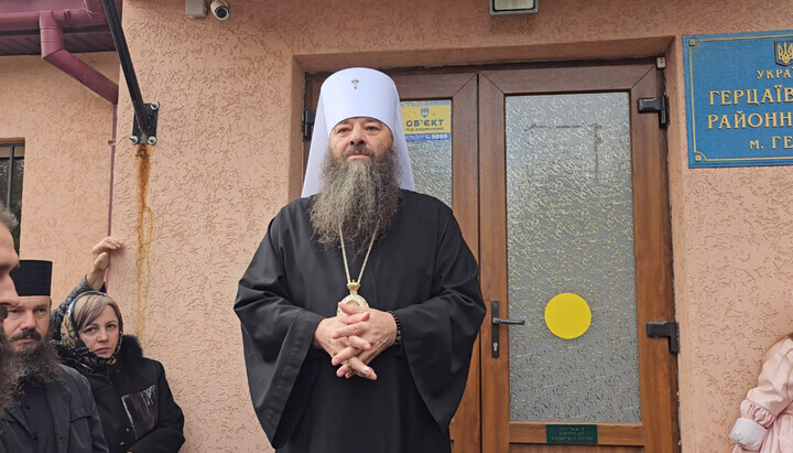 Metropolitan Longin in front of the courthouse. Photo: a video screenshot of the YouTube channel 