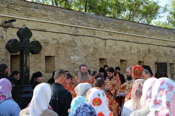 Монахи Киево-Печерской Лавры молились на Радоницу об упокоении своих собратьев