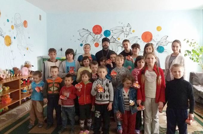On Bright Week Orthodox youth gifted orphans with 6 thousand Easter cakes