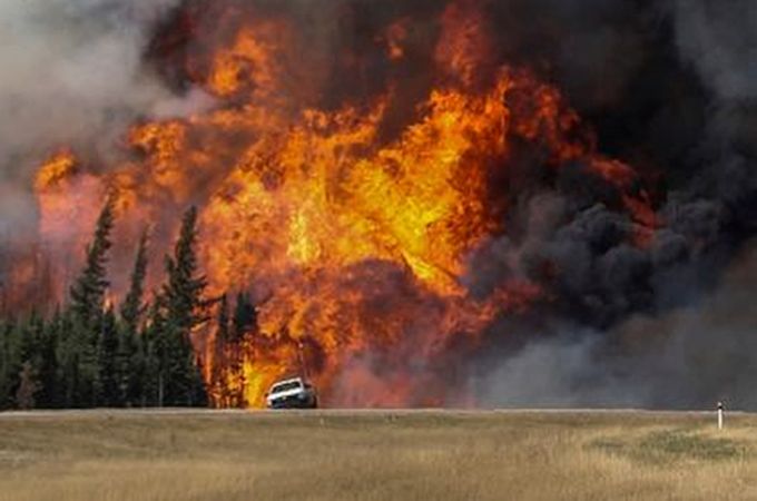 Пожежа в Канаді: сотні людей молилися за охоплений вогнем Форт Мак-Мюррей
