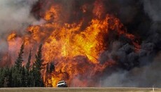 Пожежа в Канаді: сотні людей молилися за охоплений вогнем Форт Мак-Мюррей