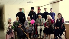 Студенти Київських духовних шкіл привітали з Великоднем і Днем Перемоги ветеранів праці
