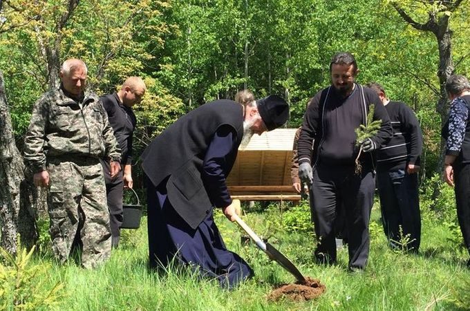 Епископ УПЦ молился за мир на одной из самых высоких вершин в Украине