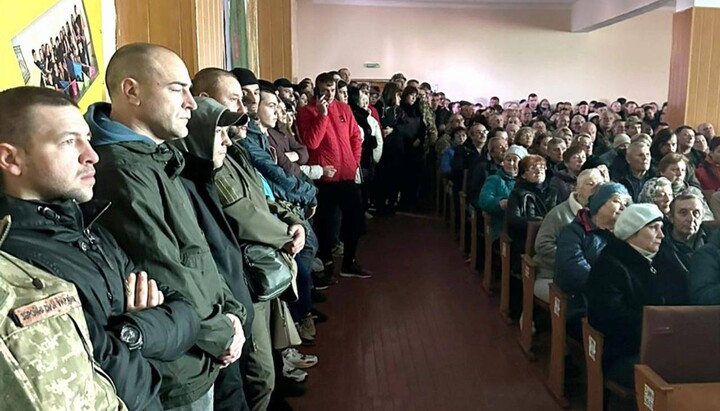 Збори церковних рейдерів у Ладижині. Фото: Telegram-канал «Ладижин Інфо»