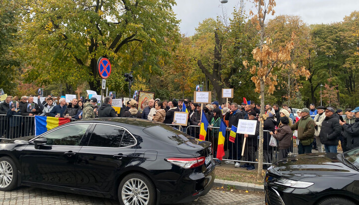 Rally at the Ukrainian Embassy in Bucharest. Photo: spzh.news