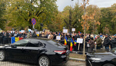 В Бухаресте начался митинг в поддержку митрополита Лонгина
