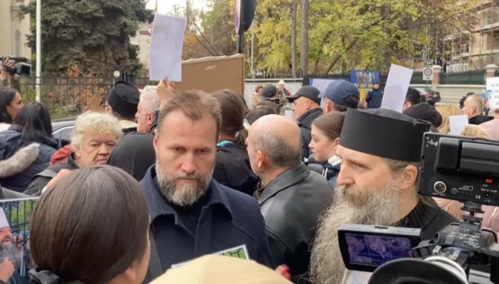 Румунські священники прийшли під посольство України у Бухаресті підтримати митрополита Лонгина. Фото: СПЖ
