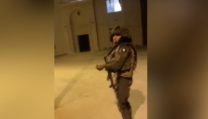 Στρατιώτης ισραηλινού στρατού μπροστά από ένα τζαμί στη Λωρίδα της Γάζας. Φωτογραφία: screenshot timesofisrael.com