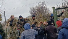 'National Corps' blocks Cherkasy hospital where UOC believers are brought