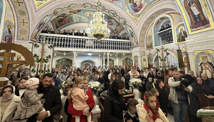 Верующие УПЦ в храме села Кушница. Фото: facebook.com/eparchia