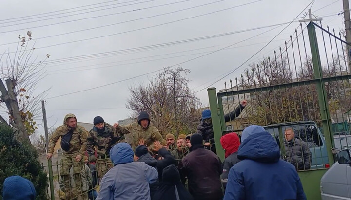 Attack of people in military uniform on the UOC nunnery in Cherkasy. Photo: spzh.news