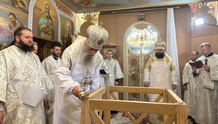 Митрополит Сергий и архиепископ Пимен освящают престол. Фото: rivne.church.ua