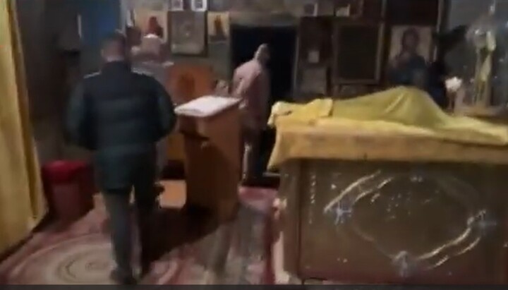 Επιδρομείς OCU στην Αγία Τράπεζα Ι. Ν. Αρχαγγέλου Μιχαήλ της UOC στο χωριό Borodyanka. Φωτογραφία: στιγμιότυπο οθόνης του βίντεο του καναλιού Telegram «Dozor στο 