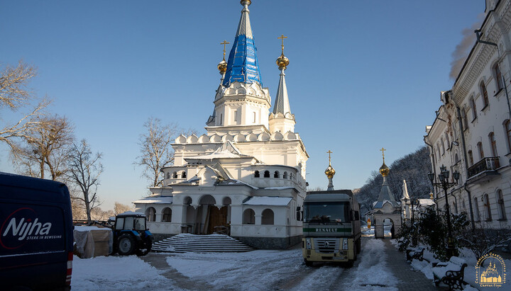 Гуманитарный груз прибыл в Святогорскую лавру. Фото: svlavra.church.ua