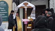 Prayer continues at the Lavra despite cold weather and sleet