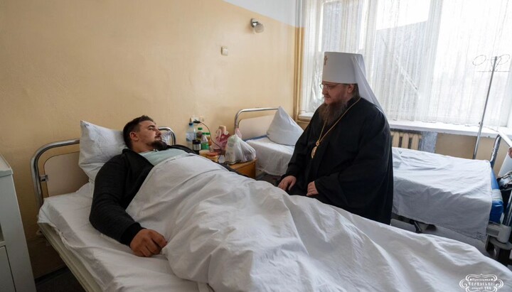Mitropolitul Teodosie i-a vizitat pe apărătorii mănăstirii, care au suferit din cauza atacului bandiților care aparțin de BOaU. Imagine: Eparhia de Cerkasy