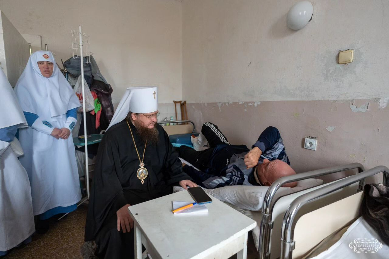 Metropolitan Feodosiy visiting a victim of an attack by OCU raiders on a monastery of the UOC in Cherkasy. Photo: cherkasy.church.ua