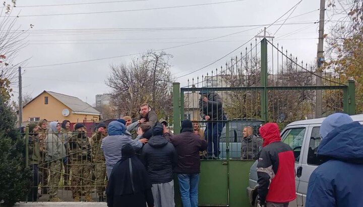 The attack of OCU raiders in military uniforms on the UOC monastery in Cherkasy. Photo: spzh.news