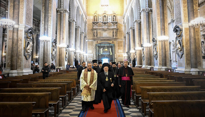 Ο Πατριάρχης Βαρθολομαίος στον Καθεδρικό Ναό ΡΚαθολικής Εκκλησίας της Νεάπολης. Φωτογραφία: fosfanariou.gr