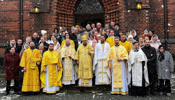Ο Αρχιεπίσκοπος Σιλβέστρος και ο κλήρος της UOC στη Γερμανία με την Ουκρανική Ορθόδοξη ενορία του Κέμνιτς. Φωτογραφία: kdais.kiev.ua