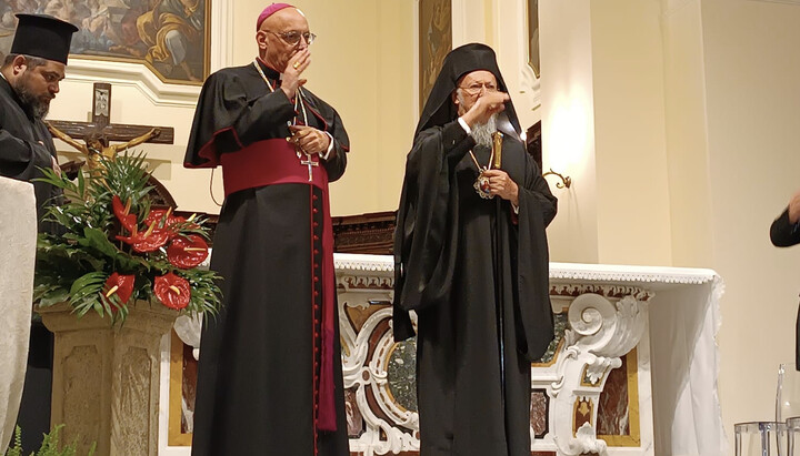 Епископ РКЦ и патриарх Варфоломей преподают совместное благословение верующим. Фото: fosfanariou.gr