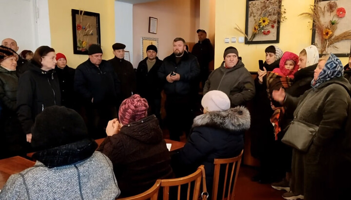 სოფელ ლანკოვცის მაცხოვრებლები საზოგადოების მეუ-ში ,,გადაცემის'' კენჭისყრამდე. ფოტო: скриншот видео Черновицкой епархии в Facebook