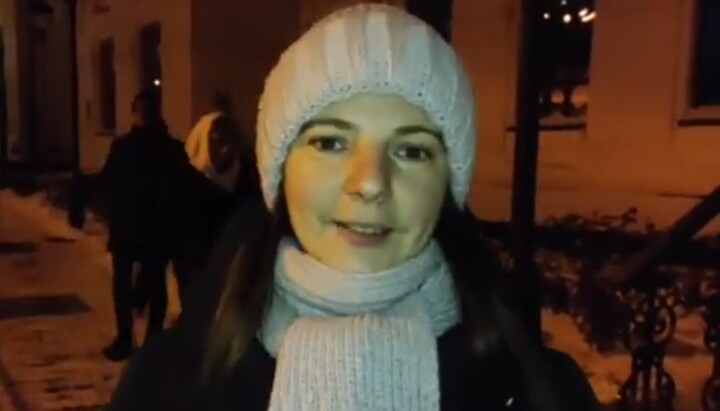UOC believer Iryna calls to continue the prayer standing for the Kyiv-Pechersk Lavra. Photo: a video screenshot of the Telegram channel 