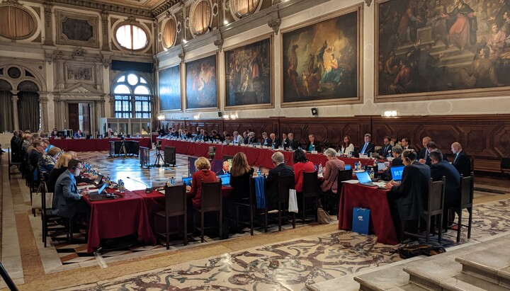 Συνεδρίαση της Επιτροπής της Βενετίας. Φωτογραφία: δικτυακός τόπος της επιτροπής