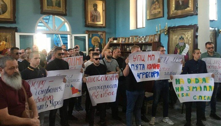 The visiting raiders are holding a “meeting” on the “transition” to the OCU of the Assumption Church of the UOC in Peschany. Photo: telegraf.in.ua