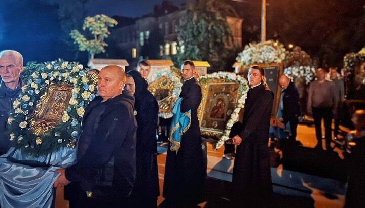 Крестный ход с чудотворными иконами в Ровно. Фото: rivne.church.ua