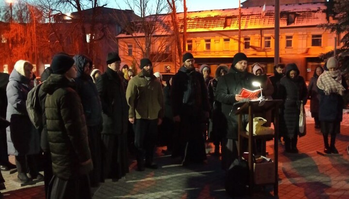 Daily prayer sounds near the walls of the Kyiv-Pechersk Lavra. Photo: Telegram channel 