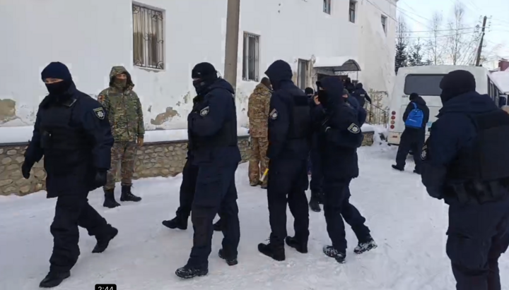 Polițiști și ofițeri ai Serviciului Securității al Ucrainei (SBU) au evacuat elevele din colegiul din Kremeneț. Imagine: FB Zoia Karpiuk 