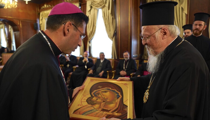 Ο καθολικός επίσκοπος χαρίζει στον Πατριάρχη Βαρθολομαίο Εικόνα της Παναγίας. Φωτογραφία: orthodoxianewsagency.gr