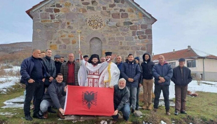 Nikolla Xhufka and his supporters at the Church of St Archangel Michael in Rakinicë. Photo: kosovapost.net