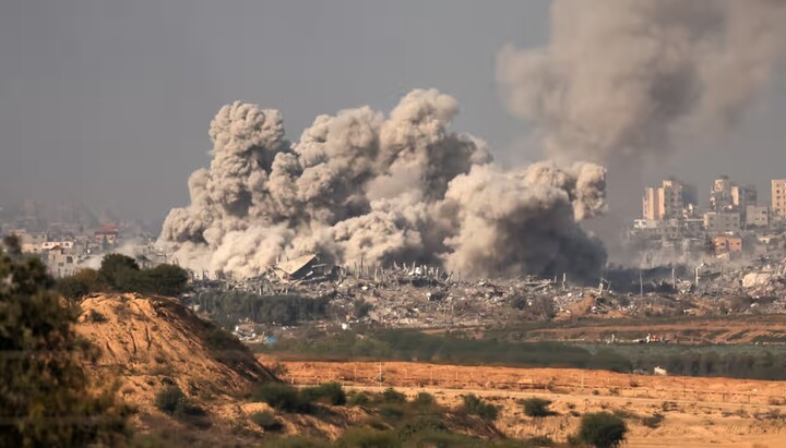 Bombing of Gaza. Photo: Atef Safadi/EPA
